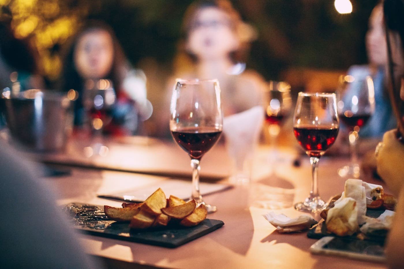 Calici di rosso a tavola