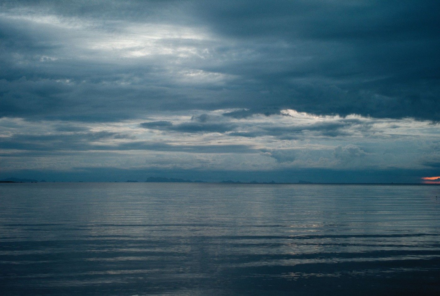 Mare calmo verso l’orizzonte