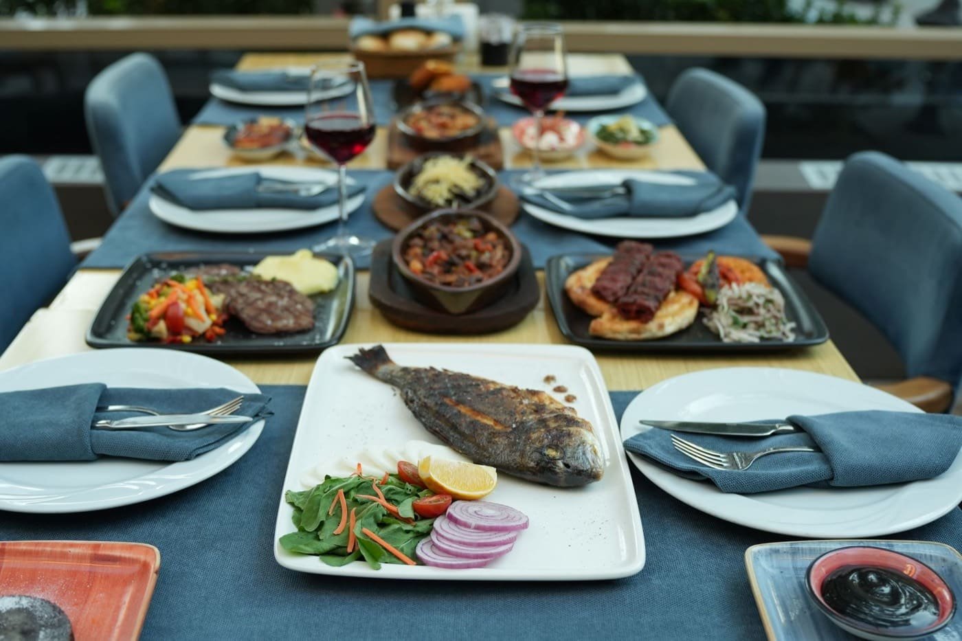 Pesce alla griglia impiattato